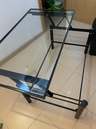 Mesa cristal negra patas bambú también se eleva de