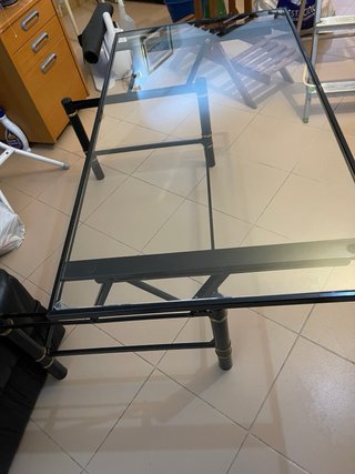 Mesa cristal negra patas bambú también se eleva de