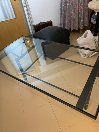 Mesa cristal negra patas bambú también se eleva de