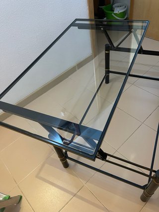 Mesa cristal negra patas bambú también se eleva de