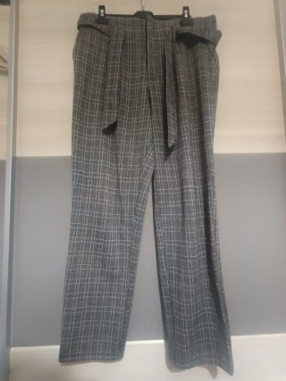 Pantalones de cuadros grises y blancos