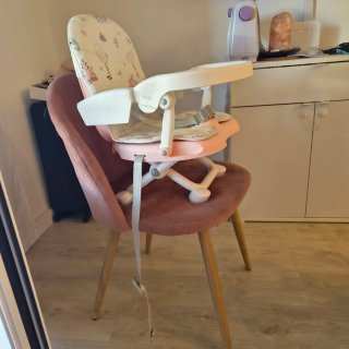 Trona de bebé rosa con estampado