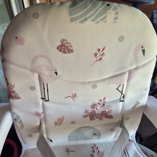 Trona de bebé rosa con estampado