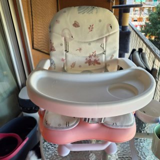 Trona de bebé rosa con estampado