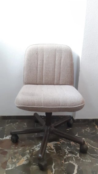 Silla de oficina beige con ruedas