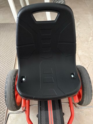Coche de pedales infantil seminuevo