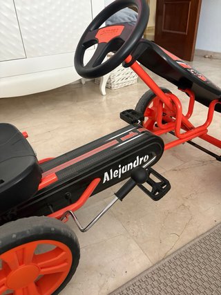 Coche de pedales infantil seminuevo