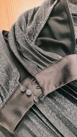 Vestido fiesta gris metalizado plisado