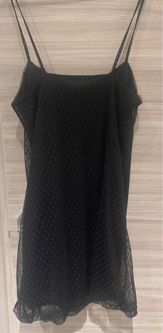 Vestido negro de tirantes con lunares