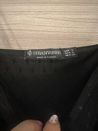 Vestido negro de tirantes con lunares