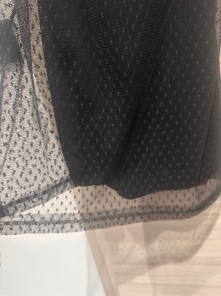 Vestido negro de tirantes con lunares