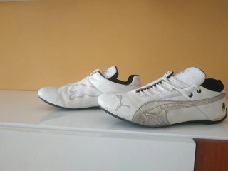 Zapatillas Puma Blancas y Plateadas