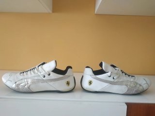 Zapatillas Puma Blancas y Plateadas