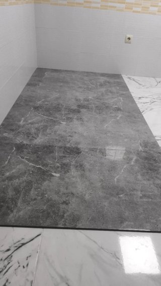 Suelo porcelánico efecto mármol gris