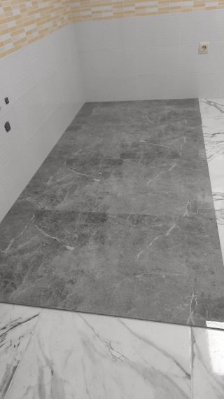 Suelo porcelánico efecto mármol gris