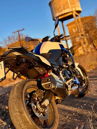 BMW F900R Azul y Blanca