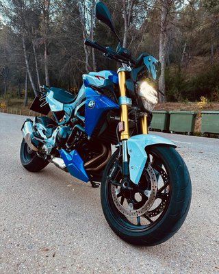 BMW F900R Azul y Blanca