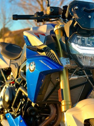 BMW F900R Azul y Blanca