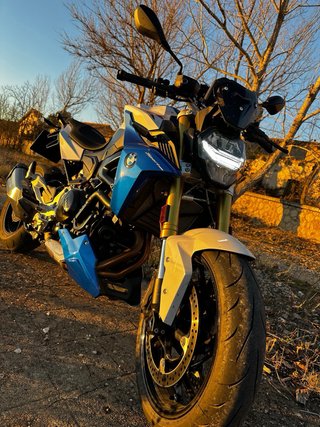 BMW F900R Azul y Blanca