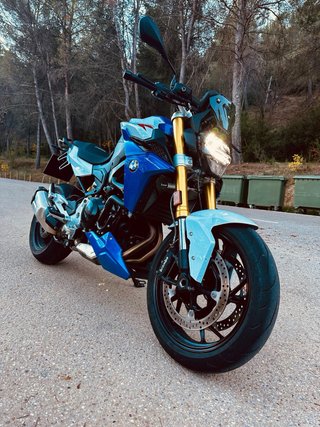 BMW F900R Azul y Blanca