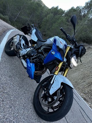 BMW F900R Azul y Blanca