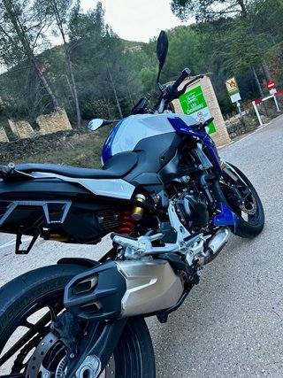 BMW F900R Azul y Blanca