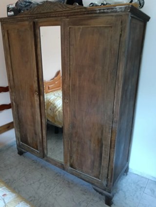 Armario ropero antiguo de madera con espejo