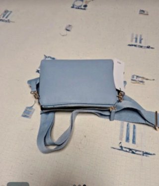 Bolso bandolera azul con cadena dorada