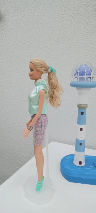 Barbie con falda tweed y top verde