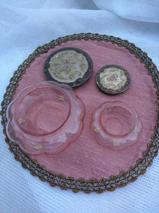Coppia scatole in vetro rosa, coperchio ricamato