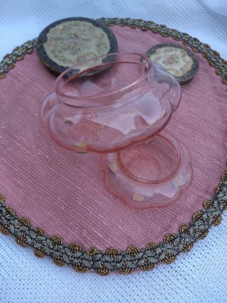 Coppia scatole in vetro rosa, coperchio ricamato
