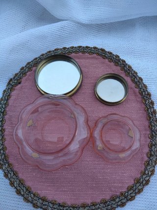 Coppia scatole in vetro rosa, coperchio ricamato