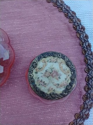 Coppia scatole in vetro rosa, coperchio ricamato