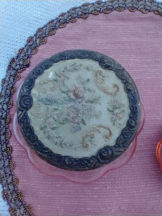 Coppia scatole in vetro rosa, coperchio ricamato