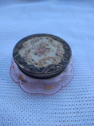 Coppia scatole in vetro rosa, coperchio ricamato