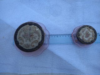 Coppia scatole in vetro rosa, coperchio ricamato