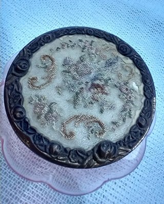 Coppia scatole in vetro rosa, coperchio ricamato