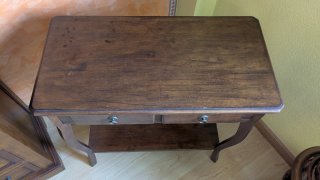 Mesa auxiliar de madera oscura