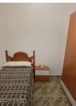 Se alquila habitación-salón en el centro de Guadix