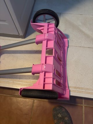 Porta mochilas con ruedas rosa