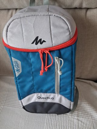 Mochila nevera Quechua azul y gris