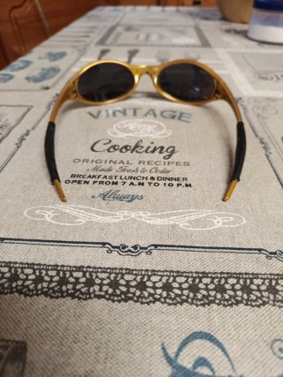 Gafas Oakley Vintage Doradas y Negras