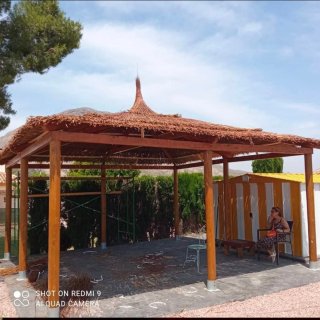 Pérgola y sombrilla de madera y tela