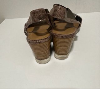 Sandalias cuña marrón y dorado