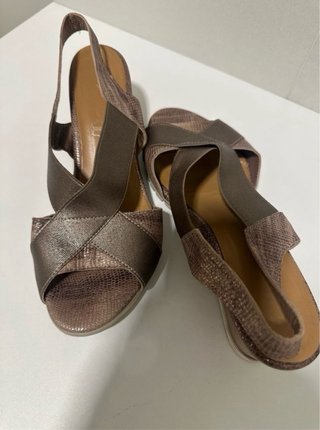 Sandalias cuña marrón y dorado
