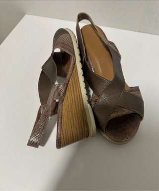 Sandalias cuña marrón y dorado