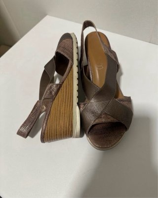 Sandalias cuña marrón y dorado