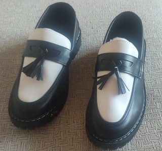 Mocasines negros y blancos con flecos