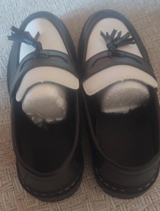 Mocasines negros y blancos con flecos