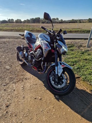 Kawasaki Z900 ABS Roja y Blanca